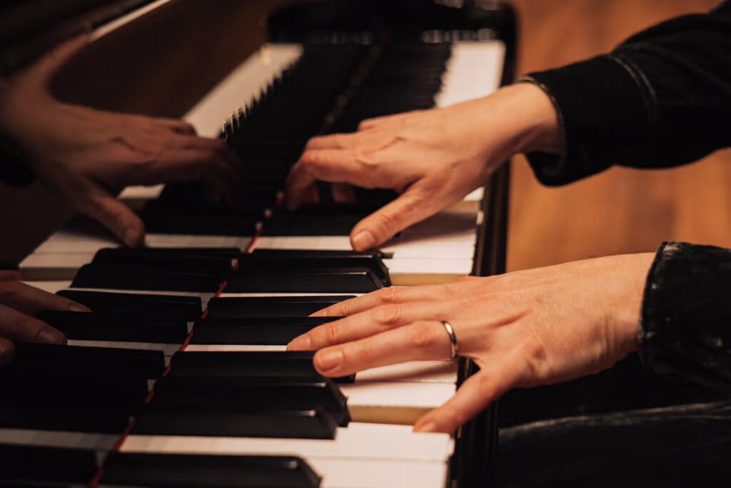 handen op pianotoetsen